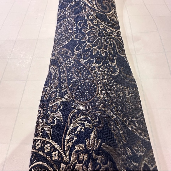 Mickeal Kors Men’s Dress Tie Navy and Gray - Picture 4 of 5